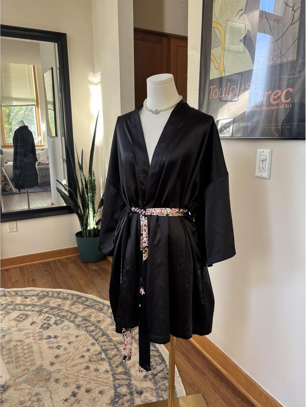 Victoria’s Secret Angels Black Satin Robe Kimono Sleeve Sleepwear O/S
